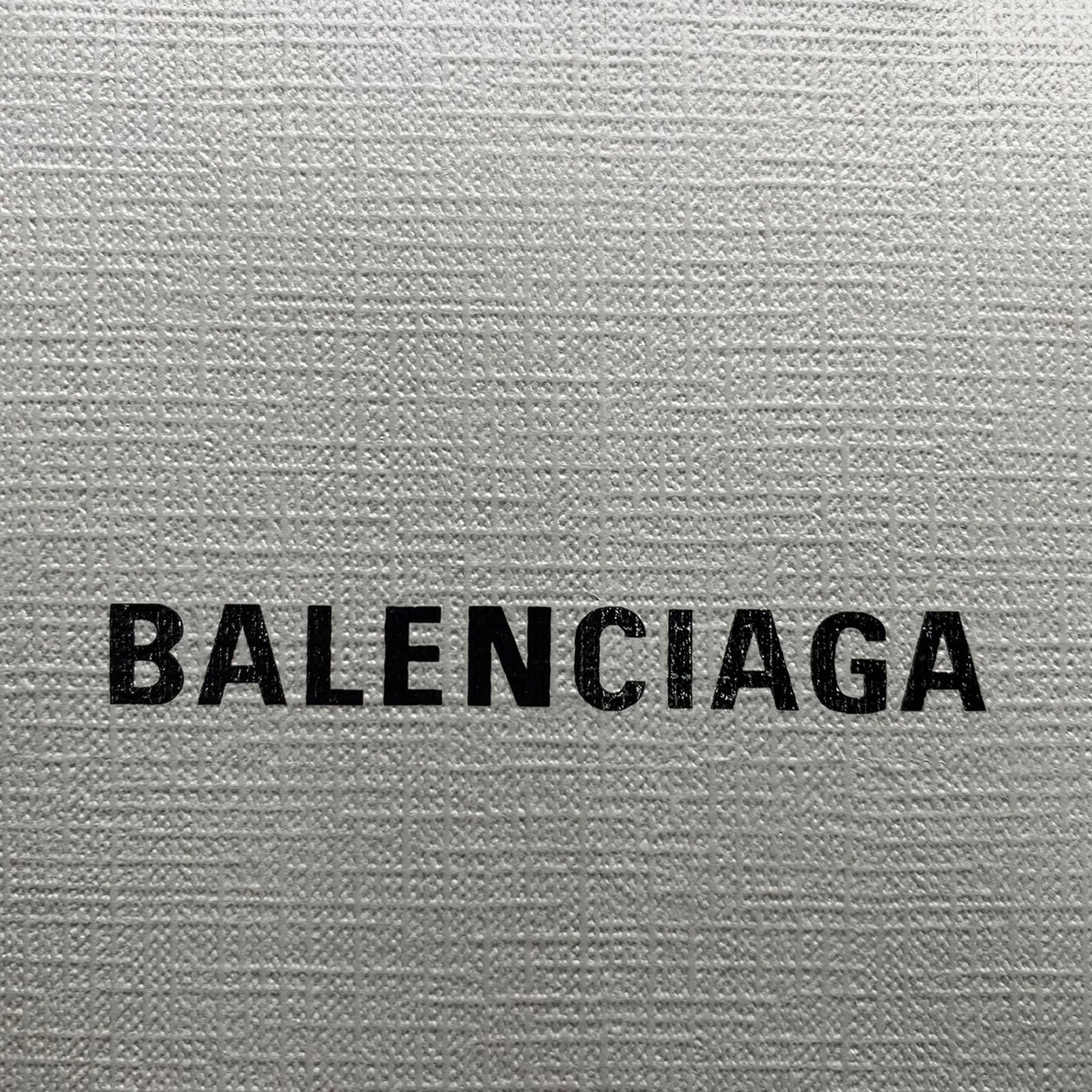 หนังแท้ BALENCIAGA Shopping Phone Pouch leather tote พกกระเป๋าช้อปปิ้งขนาดมินิ ไปทุกที่ในฤดูกาลนี้ ดีไซน์ที่ใช้ได้ทุกวันตั้งแต่หนังแบบมีเท็กซ์เจอร์ ภาพสินค้าถ่ายจากงานขายจริง ใช้งานต่างประเทศได้