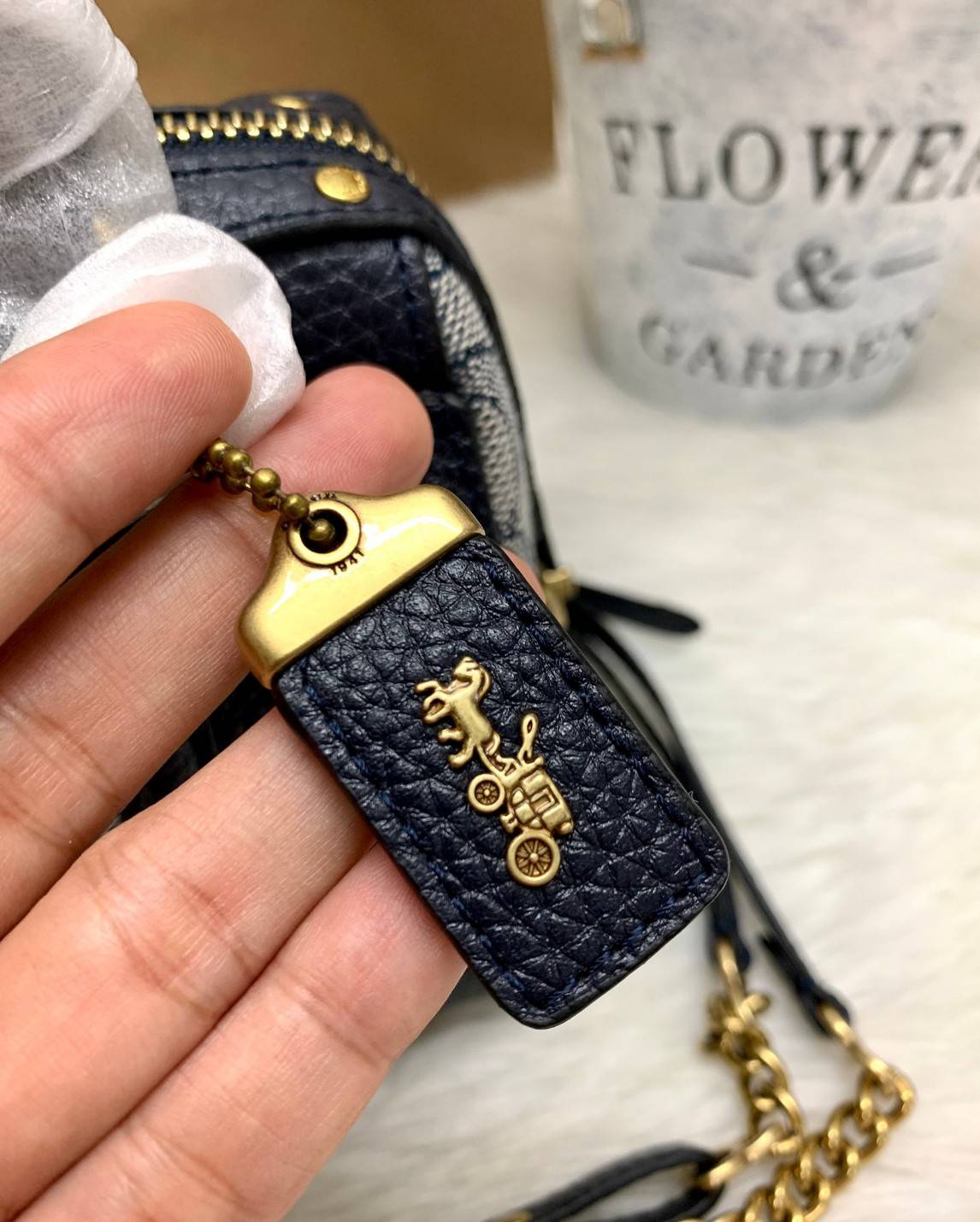 COACH LARK BAG 19 IN SIGNATURE JACQUARD พร้อมส่งที่ไทย สวยก่อนใครแน่นอนค่ะ กระเป๋าสะพายข้าง//ครอสบอดี้ร์ วัสดุหนังแท้+Jacqurd ได้ลงตัวสวยงามมากๆค่ะ มีช่องใส่ของจุกจิกทั้งด้านหน้าและหลัง ;เปิดปิดกระเป๋าแบบซิปคู่ ภายในสามารถใส่กระเป๋าเงินใบกลางได้;มือถือได้