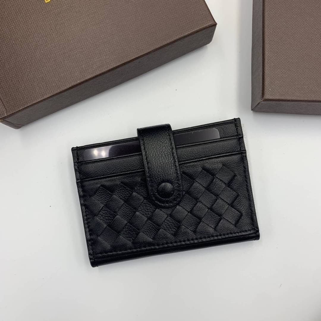 หนังแท้ BOTTEGA VENETA CARD HOLDER BI-FOLD / BV Card Holder พร้อมส่งที่ไทย กระเป๋าใส่บัตร 2 พับ รุ่นคลาสสิกที่หยิบมาใช้งานได้บ่อยที่สุด งานหนังลูกวัวแท้ทั้งใบ ใช้ทนทานได้นาน ใช้ทนทานได้นานภาพสินค้าถ่ายจากงานขายจริง ใช้งานต่างประเทศได้ค่ะ