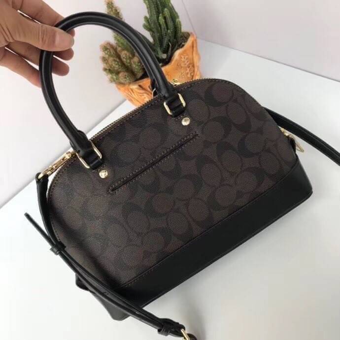Coach Mini Sierra Signature กระเป๋าถือทรงโดม ภายในกว้างสามารถใส่กระเป๋าเงินเล็ก และมือถือได้ และยังมีช่องซิปเล็ก 1 ช่อง ด้านหลังมีกระเป๋าเล็กเก็บบัตร 1 ช่อง ใครยังไม่มีพลาดไม่ได้แล้วนะคะ