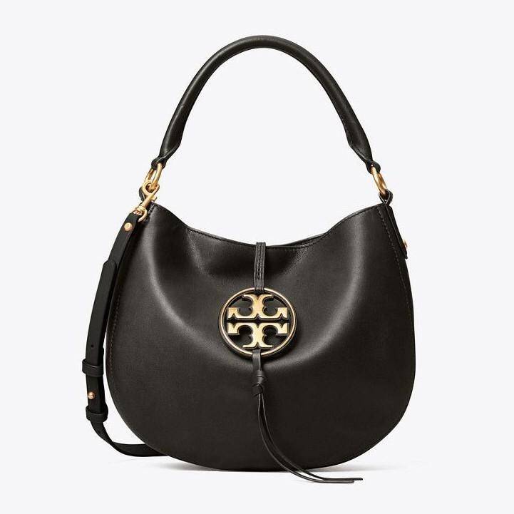 Tory burch miller metal-logo mini hobo bag มีกลิ่นอายสุดคลาสสิก ได้รับแรงบันดาลใจมาจากการขี่ม้า จึงได้ดีไซน์กระเป๋าออกมาในรูปแบบอานหลังม้าสุดเก๋ที่สามารถนำไปมิกซ์แอนด์แมทช์กับสไตล์การแต่งตัวได้หลายชนิด ไม่ว่าจะเป็นกับเดรสทรงยาวหรือกางเกงยีนแสนเท่ตัวโปรดขอ