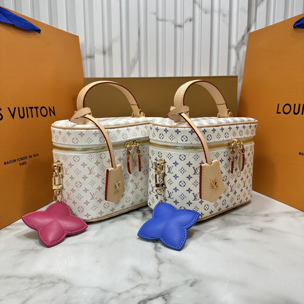 ORI หนังแท้ | LV Vanity Cosmetic Bag กระเป๋ารุ่นวานิตี้ กระเป๋าเครื่องสำอางจากคอลเลคชั่น Louis Vuitton Baby พกพาผลิตภัณฑ์อาบน้ำและของใช้จำเป็นอื่นๆ อย่างมีระดับ Monogram แคนวาสสุดเอ็กซ์คลูซีฟสำหรับคอลเลคชั่น