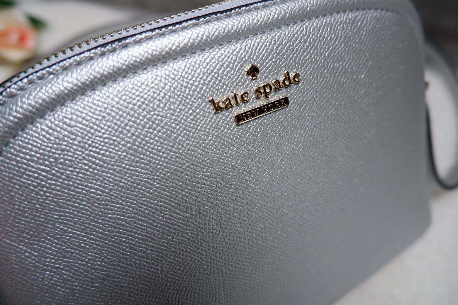 Katespade Crossbody Bag ด้านหน้าติดโลหะชื่อแบรนด์อะไหล่สีทอง เปิดปิดด้วยช่องซิป ด้านในเป็นช่องใส่สิ่งของ และมีป้ายหนังปั๊มโลโก้แบรนด์ ผ้าบุเป็นลายแบรนด์อีกด้วย รุ่นนี้มาพร้อมสายสะพายยาวปรับระดับได้ ทรงนี้สะพายกี่ทีก้อไม่มี out นะจ้ะสาวๆ