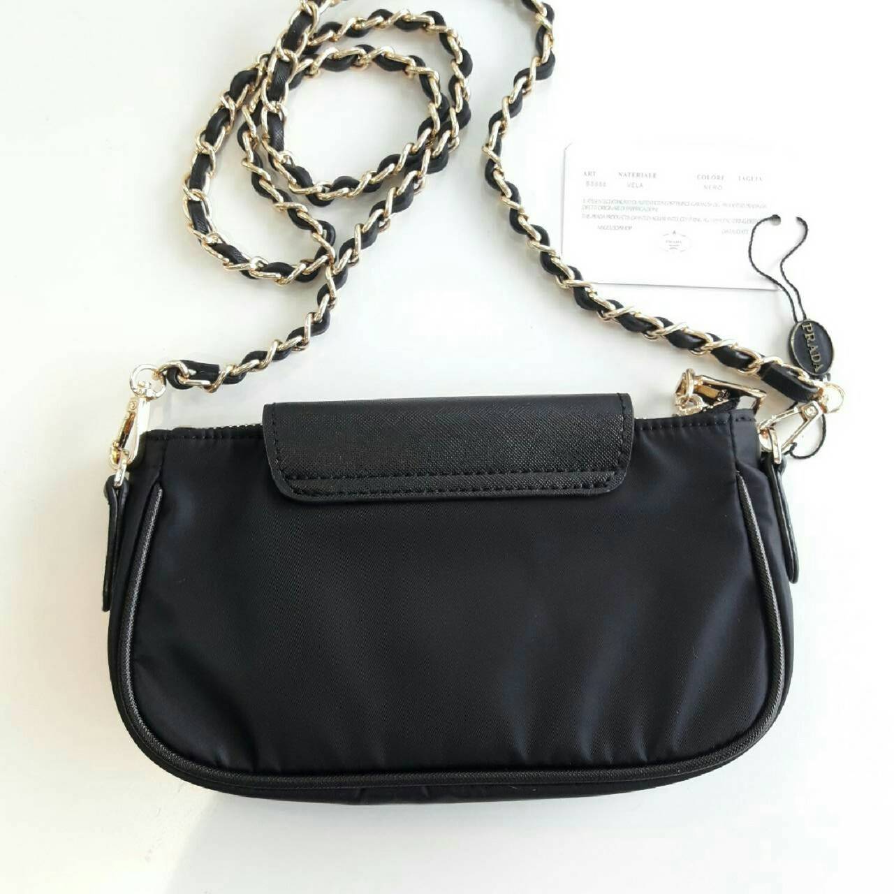Best Seller! พร้อมส่งความแซ่บ กระเป๋าอเนกประสงค์ จากแบรนด์ PRADA งานพรีเมี่ยม vip gift สุดหรู ตัวกระเป๋าเป็นผ้าไนล่อน ตามแบบฉบับของแบรนด์เลย ใบนี้มีสายยาวโซ่สลับหนัง (ปรับไม่ได้แต่ถอดสายได้คะ) เลิศมาก สะพายเป็น shoulder bag ได้เลย ขนาดกำลังดีคะ ตัวกระเป๋า