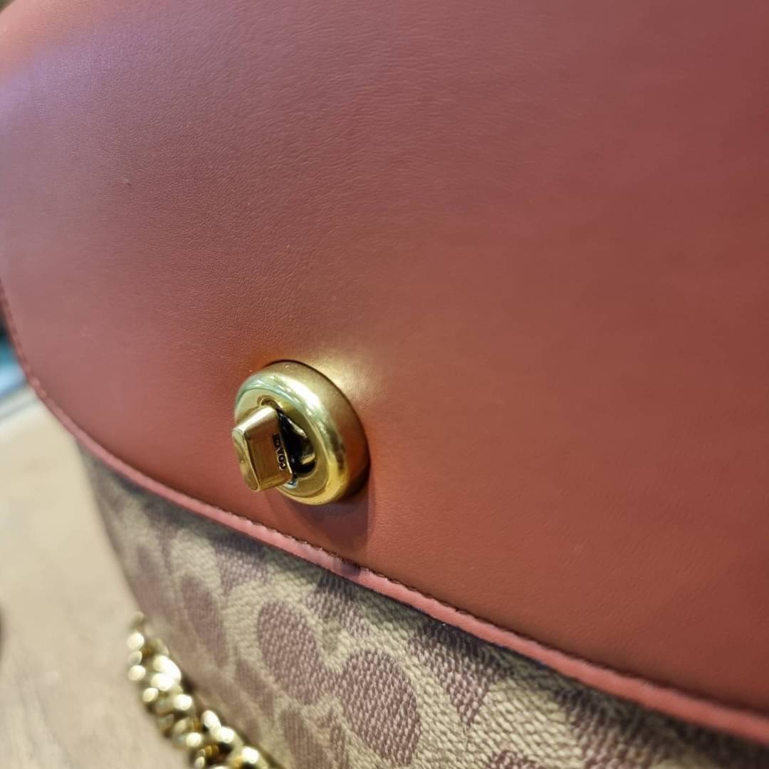 COACH 89089 CASSIE CROSSBODY 19 IN SIGNATURE CANVAS คัมแบ็คแล้วจ้า!! เรียบหรู ดูดี ต้องไอเท็มนี้เลย!! กระเป๋าสะพายข้าง สุดพิเศษ!! มีสายมาให้ถึง 3 แบบ!! สลับใช้แมทช์ตามสไตล์ได้เลย วัสดุหนังแคนวาสสลับหนังแท้ บอกเลยว่าสวยทุกสีนะคอลนี้ เปิด-ปิดด้วยตัวบิดล็อค 