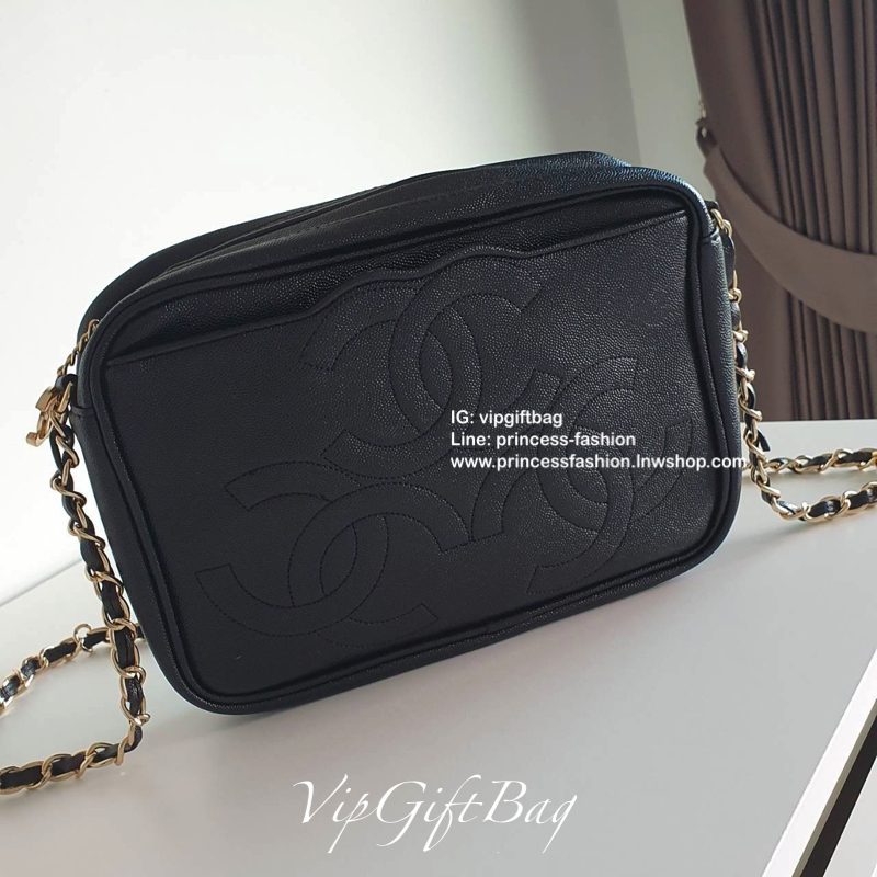CHANEL VIP GIFT BAG รุ่น CHAIN CROSSBODY กระเป๋าของสมนาคุณ จากพรีเมี่ยมกิ้ฟแบรนด์ดังอย่าง CHANEL วัสดุหนังสังเคราะห์ ลายคาเวียร์สุดหรูเต็มใบ #เล่นแสงสวยมาก ด้านในเปิดปิดด้วยซิปCC อะไหล่ทอง มีช่องซิปแยกอีกหนึ่งช่อง สามารถใส่กระเป๋าสตางค์ใบยาว ของจุกจิกได้ส