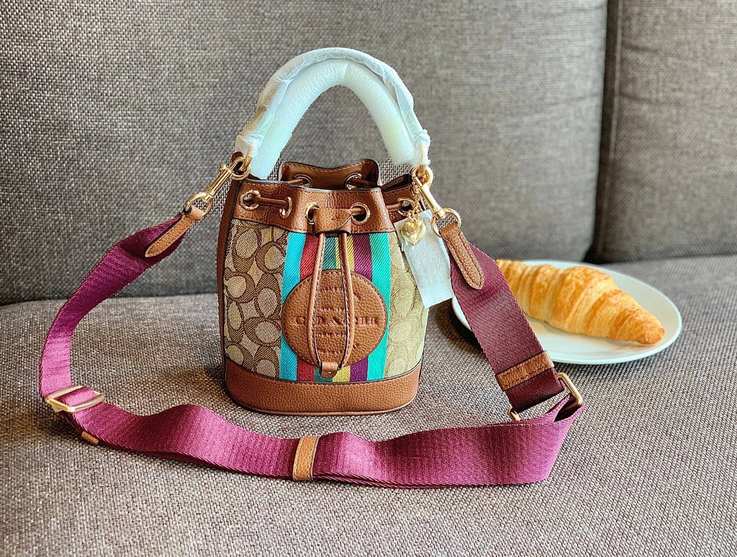 น้องใหม่ล่าสุด สวยเกินต้านเลยค่าา! COACH DEMPSEY DRAWSTRING BUCKET 15 IN SIGNATURE JACQUARD WITH STRIPE 2021 พร้อมส่งที่ไทย ออกใหม่ล่าสุด ห้ามพลาดค่า! กระเป๋าทรงขนมจีบ วัสดุJacquard+หนังแท้ ตัเแทบสีตรงกลาง เพิ่มสีสันเข้ามาได้ลงตัวสวยงามมากๆค่ะ