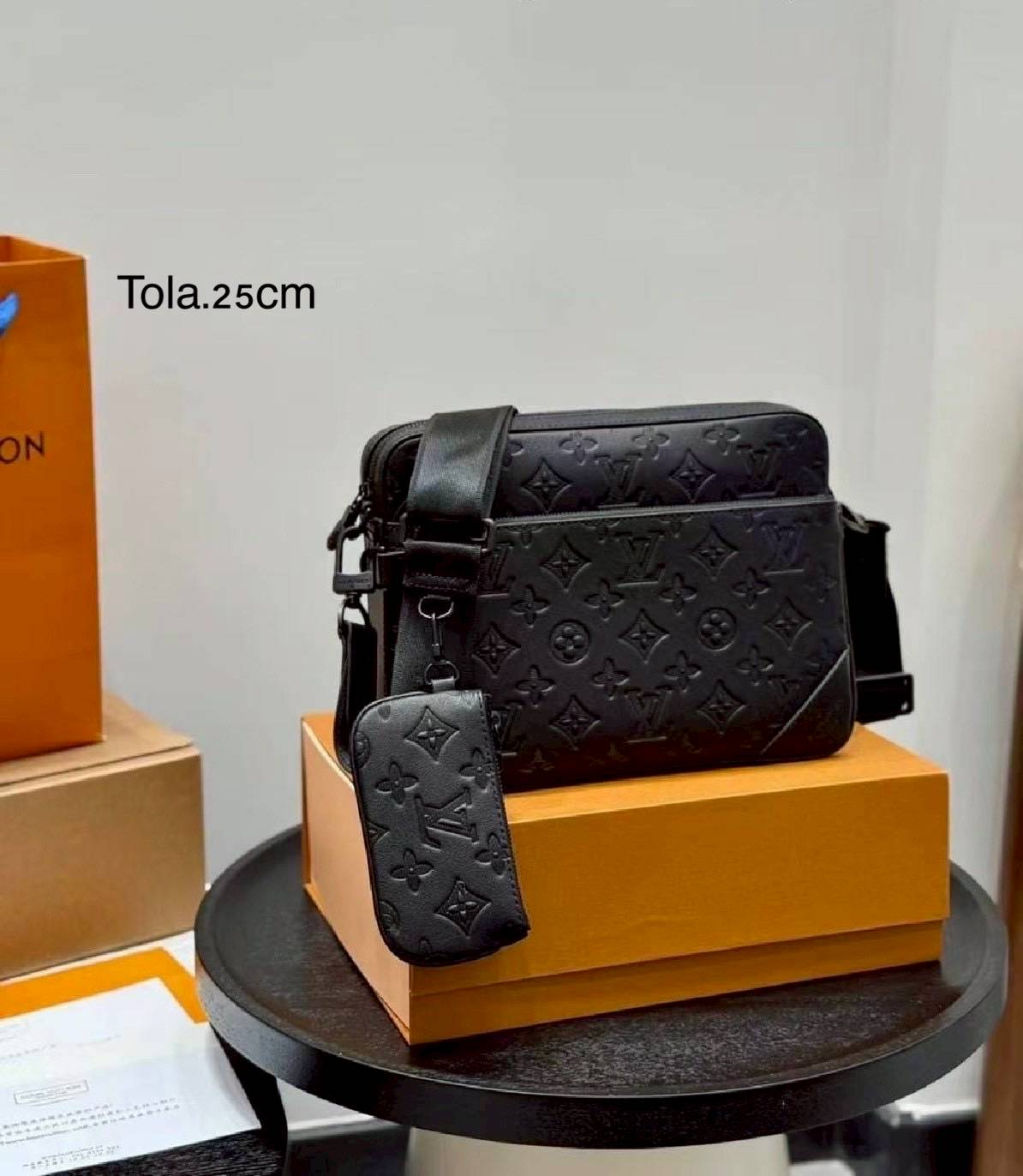 LV Trio Messenger bag Monogram-embossed กระเป๋าสะพายทรงแมสเซ็นเจอร์ ดีไซน์ทันสมัยในโทนสีสปอร์ต สีดำสุดคลาสสิกไฮคลาสอย่างลง ไอเท็มที่หนุ่มๆต้องไม่พลาด