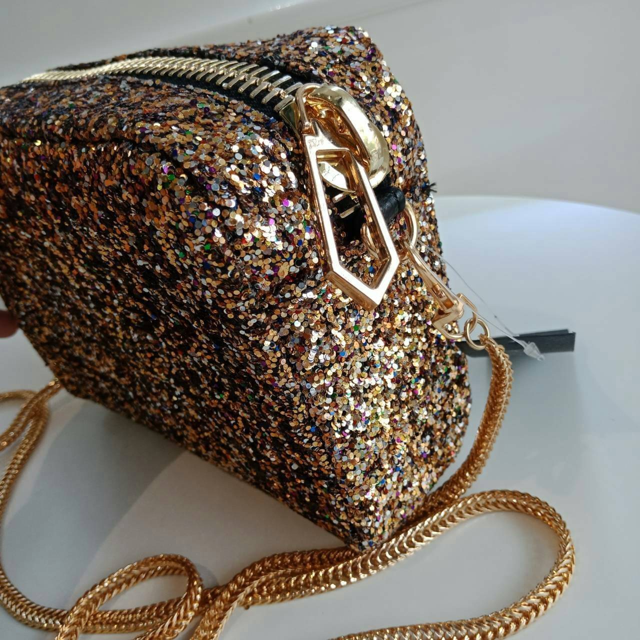 Island glitter crossbody bag กระเป๋าทรงสวย ดีไซน์หรูเว่อวัง จากแบรนด์ดัง River Island โดดเด่นด้วยการประดับเลื่อม กลิตเตอร์ทั้งใบ ซิปใหญ่จุใจ ด้านในใส่โทรศัพท์ได้ทุกรุ่น + กปต.สั้นก็ได้ จะสะพายออกงานหรือถอดสายถือคลัช ในราคานี้ คุ้มค่าราคาที่สุดค่ะ