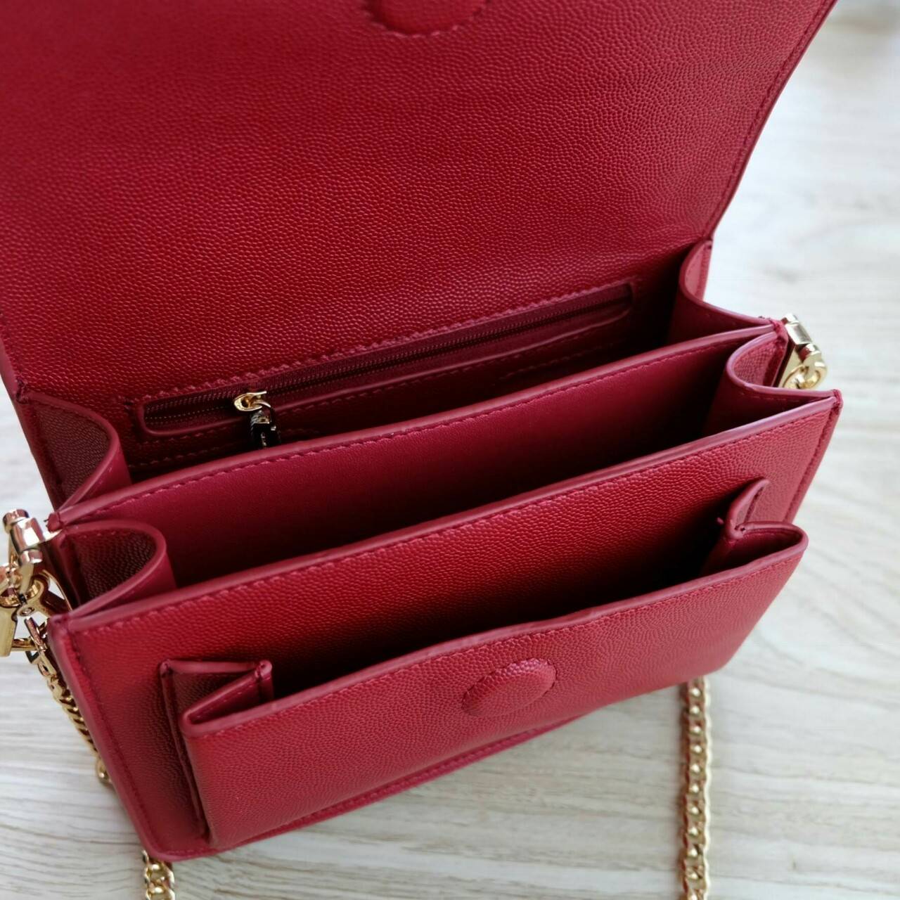 Charles & Keith Front Flap Crossbody Bag กระเป๋าสะพาย อยู่ทรง ขนาดกำลังดี วัสดุหนังลายคาเวียร์ ด้านในแบ่งเป็น 3 ช่องใหญ่ แยกเก็บของได้เป็นสัดส่วนค่ะ สายสะพายแบบโซ่ยาว 119 cm มีหนังรองบ่า สามารถถอดได้ค่ะ