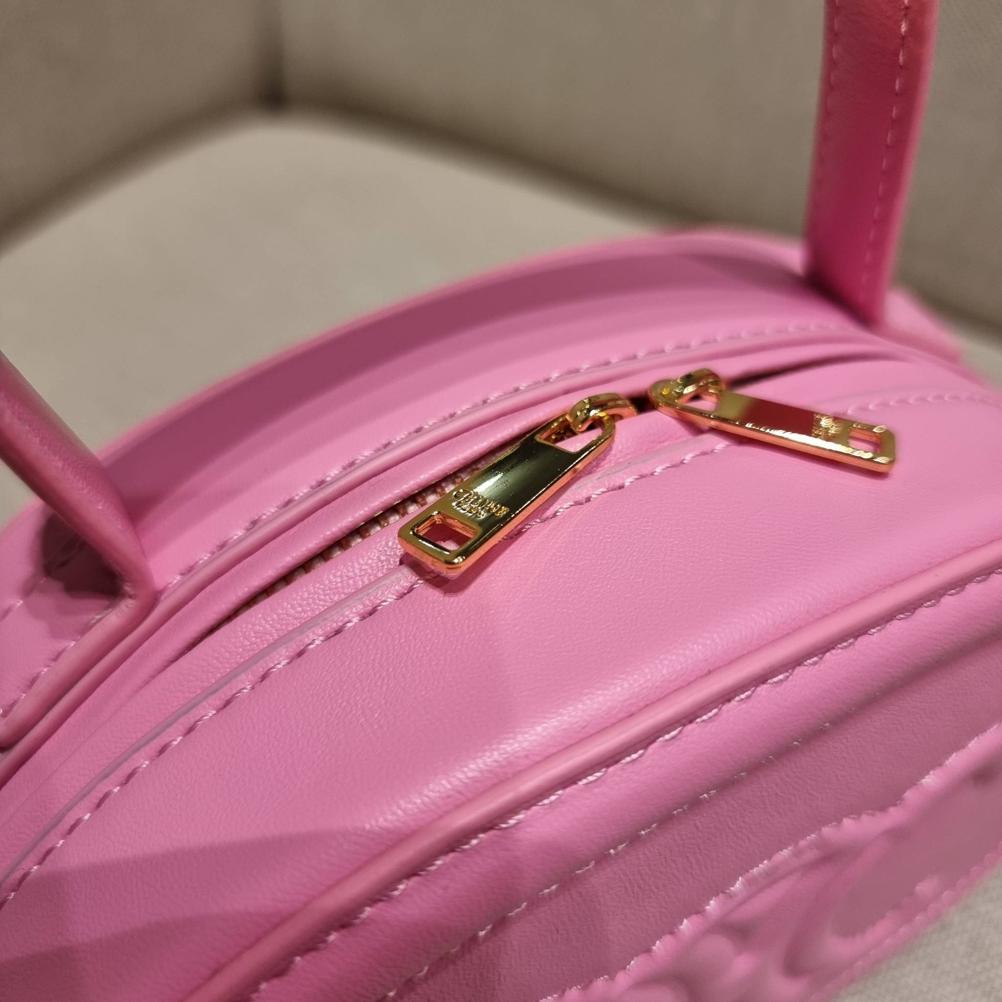 VIP 🥂 CELINE OVAL MINAUDIERE CUIR TRIOMPHE น้องน่ารักม้ากกกก!! น่ารักตะโกนไปเลย!! กับกระเป๋าทรง oval รุ่นแรร์ไอเท็ม ที่หายาก และ sold out ไปหลายรอบ!! น้องใบกะทัดรัด สำหรับสาวๆที่ชอบพกพกของแบบง่ายๆ ให้ชีวิตไม่ยุ่งยาก คล้องแขนใช้งานเก๋ๆ วัสดุหนังสัง