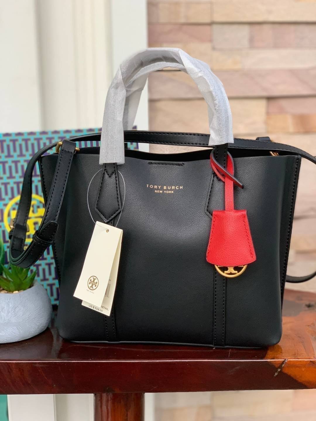 Tory Burch Perry small tote bag ออกแบบเพื่อเหมาะใช้งานได้ในชีวิตประจำวัน ใช้วัสดุผสมผสานช่วยให้กระเป๋าเป็นทรงสวยโดยยังคงคุณภาพนิ่ม สวยงามด้วยหนังวัวแท้ เรียบหรูและคลาสสิค สามารถใช้เป็น every day bag ภายในมีช่องแยกใช้งานอย่างชัดเจน ขนาดที่กำลังพอดีเลยจัดเป