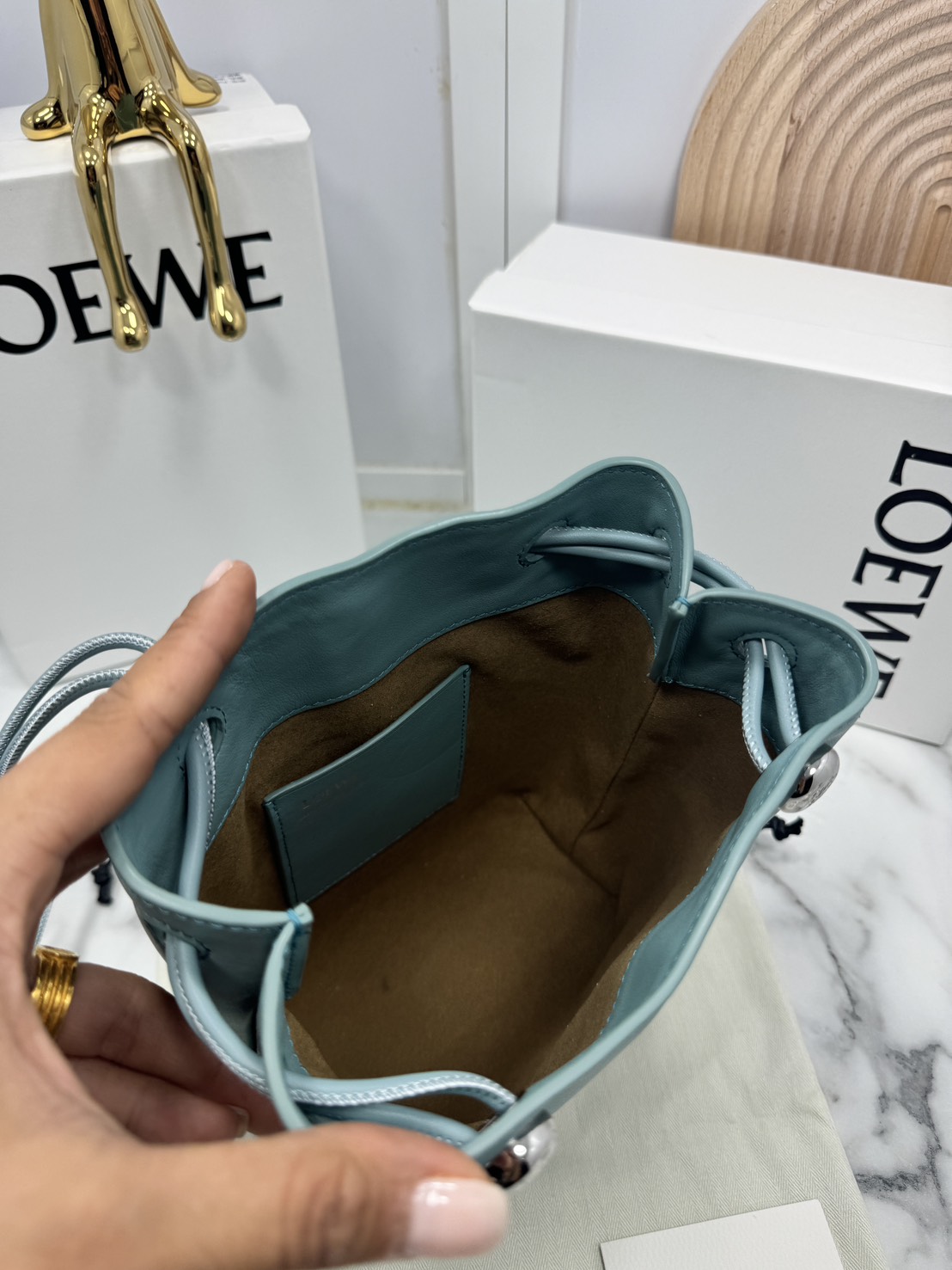 ORI หนังแท้ | LOEWE pebble pouch in smooth กระเป๋าทรงโท้ทดีไซน์คลาสสิค เรียบง่ายแต่ดูแพง มีระดับสุดๆ แต่งหมุดปั้มโลโก้แบรนด์สีทองสวยโดดเด่น เหมาะเป็นไอเท็ม everyday bag จริงๆ