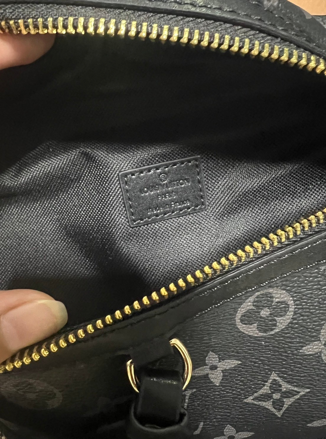 LV Hight Rise Bambag / LV Belt Bag พร้อมส่ง กระเป๋าคาดอก/คาดเอว ใช้ไ้ทั้งชายหญิง ไอเท็มเด็ดที่ใครๆก็ต่างรอคอย!! ทั้งดีไซน์และฟังก์ชั่นการใช้งาน ตอบโจทย์แน่นอนจ้า