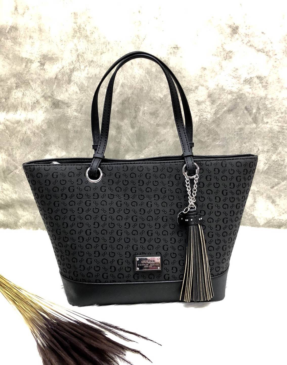 New !!! GUESS HANDBAG SHOULDER BAG พร้อมส่ง สินค้าเข้าใหม่ค่ะ!!!กระเป๋าถือและสะพายไหล่ วัสดุผ้าปักลาย G ทั้งใบค่ะ ด้านหน้าติดโลโก้แบรนด์หรู พร้อมห้อยพวงหนังยาวลงมาบอกเลยสวยมากๆค่ะเปิดปิดกระเป๋าแบบซิป กระเป๋าซับในลายแบรนด์ ภายในกระเป๋าแบ่งเป็นสองช่องใหญ่ใส