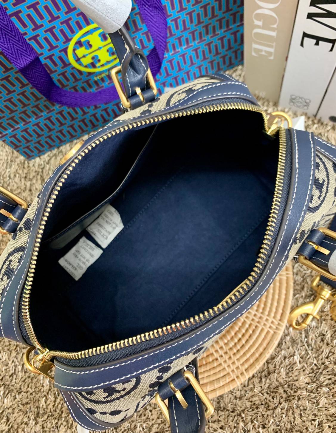 สวยก่อนใครแน่นอนค่ะนาทีนี้💋 💥รุ่นที่กำลังฮิตมากตอนนี้ของเหล่าคนดังใน ตปท.! TORY BURCH T MONOGRAM JACQUARD BARREL ((ใบใหญ่)) พร้อมส่งที่ไทยทันที! กระเป๋าทรงหมอนจาก Tory burch วัสดุ jacquardทอลายแบรด์+หนังแท้ ได้สวยงามหรู ดูคลาสสิคมากๆค่ะ เป