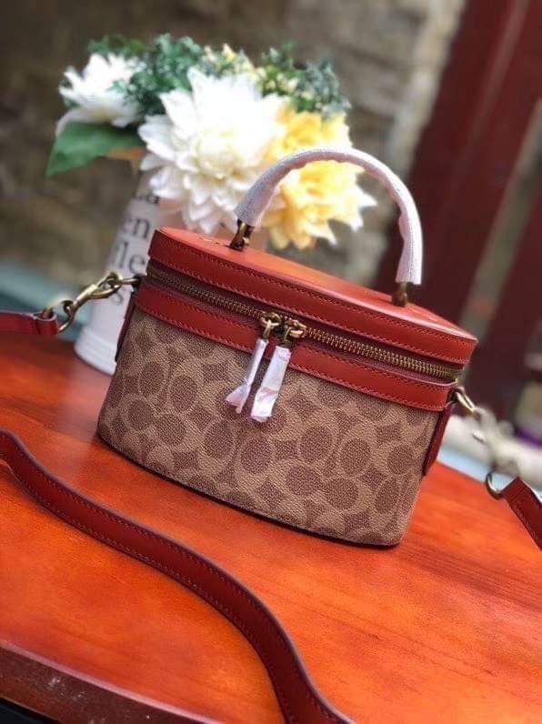 Coach Selena Trail Signature Bag กระเป๋าทรงกล่องใหม่ล่าสุด ภายในกว้าง ใส่ของได้จำนวนมาก มาพร้อมสายสะพายcrossbody ที่สามารถปรับระดับได้ ใครยังไม่มีห้ามพลาดแล้วนะคะ สามารถสะพายไปทำงาน หรือไปเที่ยวชิวๆเก๋ๆ