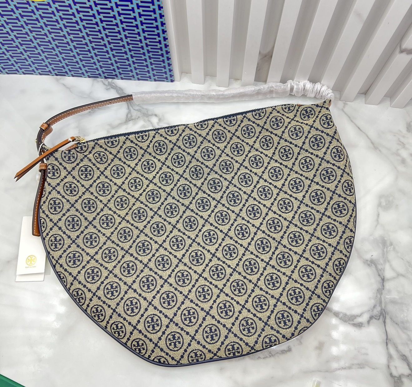 ORI หนังแท้ | Tory Burch T Monogram Balloon Bag 40cm กระเป๋าสะพายทรงโฮโบใบใหญ่ ถือหรือคล้องไหล่รูปทรงใหม่บอลลูนสวยหรูด้วยลายโมโนแกรมเต็มใบ ภายในโล่งกว้างจุของได้เยอะ คอลเลคชั่นใหม่มาแรง!