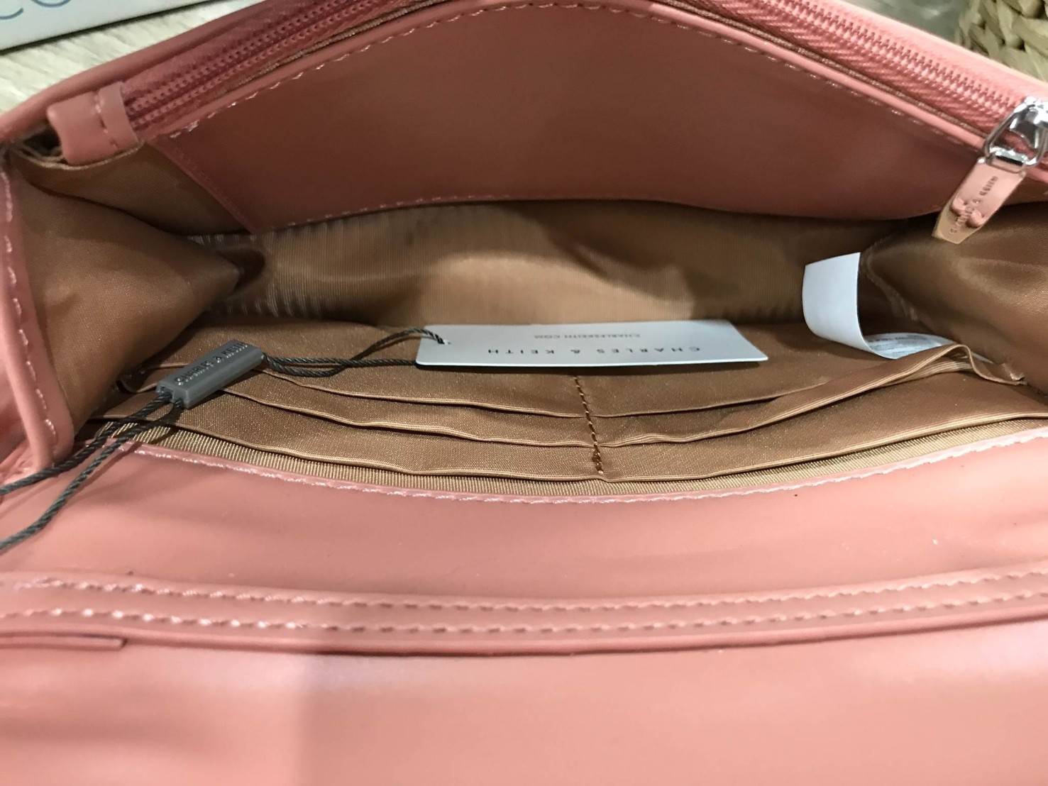 NEW ARRIVAL! CHARLES & KEITH CHAIN DETAIL CROSSBODY BAG กระเป๋าสะพายทรงสี่เหลี่ยมรุ่นชนช็อปขนาดกำลังดีวัสดุหนังนิ่มเรียบประดับด้วยโซ่ด้านหน้าดูมีดีเทล เปิดปิดด้วยกระดุมแม่เหล็ก ภายในมีช่องใส่บัตรและช่องซิป มาพร้อมสายโซ่ต่อหนังถอดถือเป็นคลัชได้ ภาพถ่ายสินค