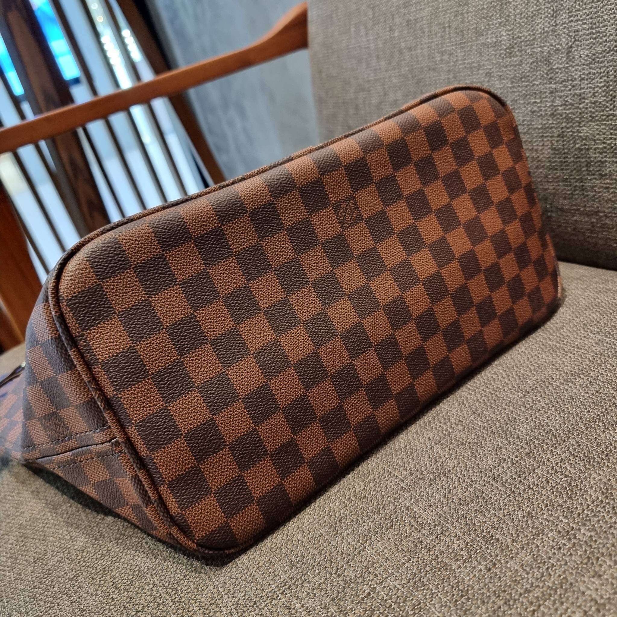 LV 2IN1 TOTE SET กระเป๋าสะพายไหล่ใบใหญ่ทรง tote มาพร้อมใบลูก คลาสสิคที่สุด เป็รอีกรุ่นที่มีคนใช้กันทั่วบ้านทั่วเมือง ฮิตแบบไม่ต้องพูดเยอะ วัสดุหนังแคนวาสปั๊มลายเต็มใบ ปากกระเป๋ามีหูเกี่ยว ด้านข้างมีหนังรูดเก็บทรงได้ ภายในโล่งกว้างมากๆ มีช่องซิปแยกให้ ใบเล