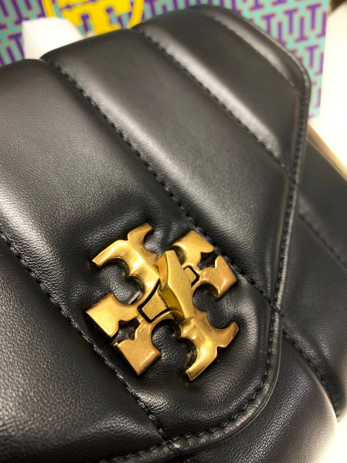 TORY BURCH KIRA QUILTED SMALL BAG พร้อมส่งที่ไทย ไม่ผิดหวังแน่นอนค่ะ! กระเป๋าหิ้วหรือสะพายข้างได้ วัสดุหนังแกะแท้ทั้งใบ ((หนังแกะจะมีคุณภาพดีเงานิ่มและแพงกว่าหนังวัวจ้า)) หนังนิ่มสวยงามมากๆค่ะ เปิดปิดกระเป๋าแบบหมุนล็อคแบบโลโก้แบรนด์ ใช้อะไหล่คลาสสิคดูหรูเ