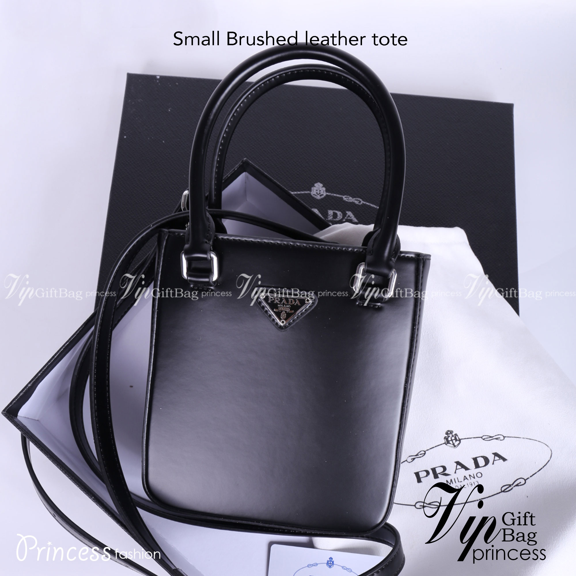 PRADA Small brushed leather tote กระเป๋าTote ขนาดเล็กที่มีดีไซน์ทรงเหลี่ยมโฉบเฉี่ยว วัสดุจากหนังเงาซึ่งเป็นวัสดุที่โดดเด่นของแบรนด์มาตั้งแต่ยุค 90'