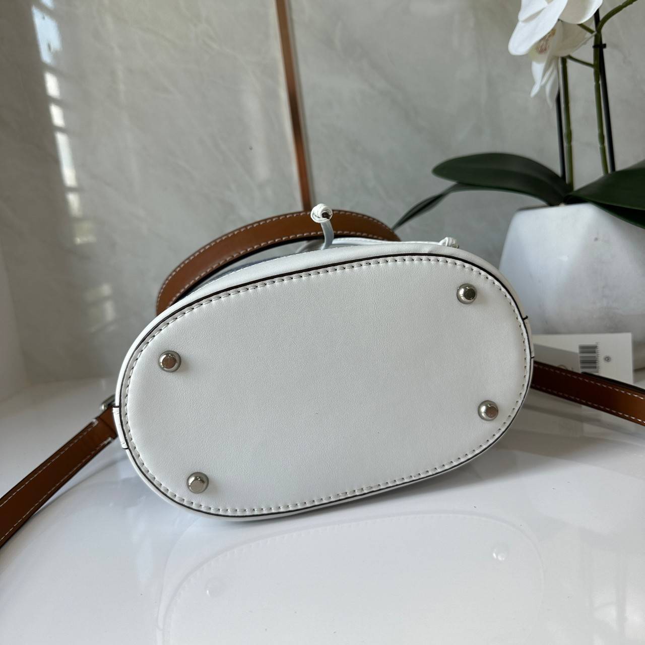 TORY BURCH T Monogram Denim Bucket Bag MEDIUM คอลเลคชั่นใหม่ รูปแบบคลาสสิค พกพาความหรูหราไปได้ทุกที่ด้วยกระเป๋าทรง Bucket ขนาดกลางและปิดด้วยเชือกรูดพร้อมโลโก้แวววาว วัสดุผ้าเดนิมแจ็คการ์ด ตัดขอบหนังแท้