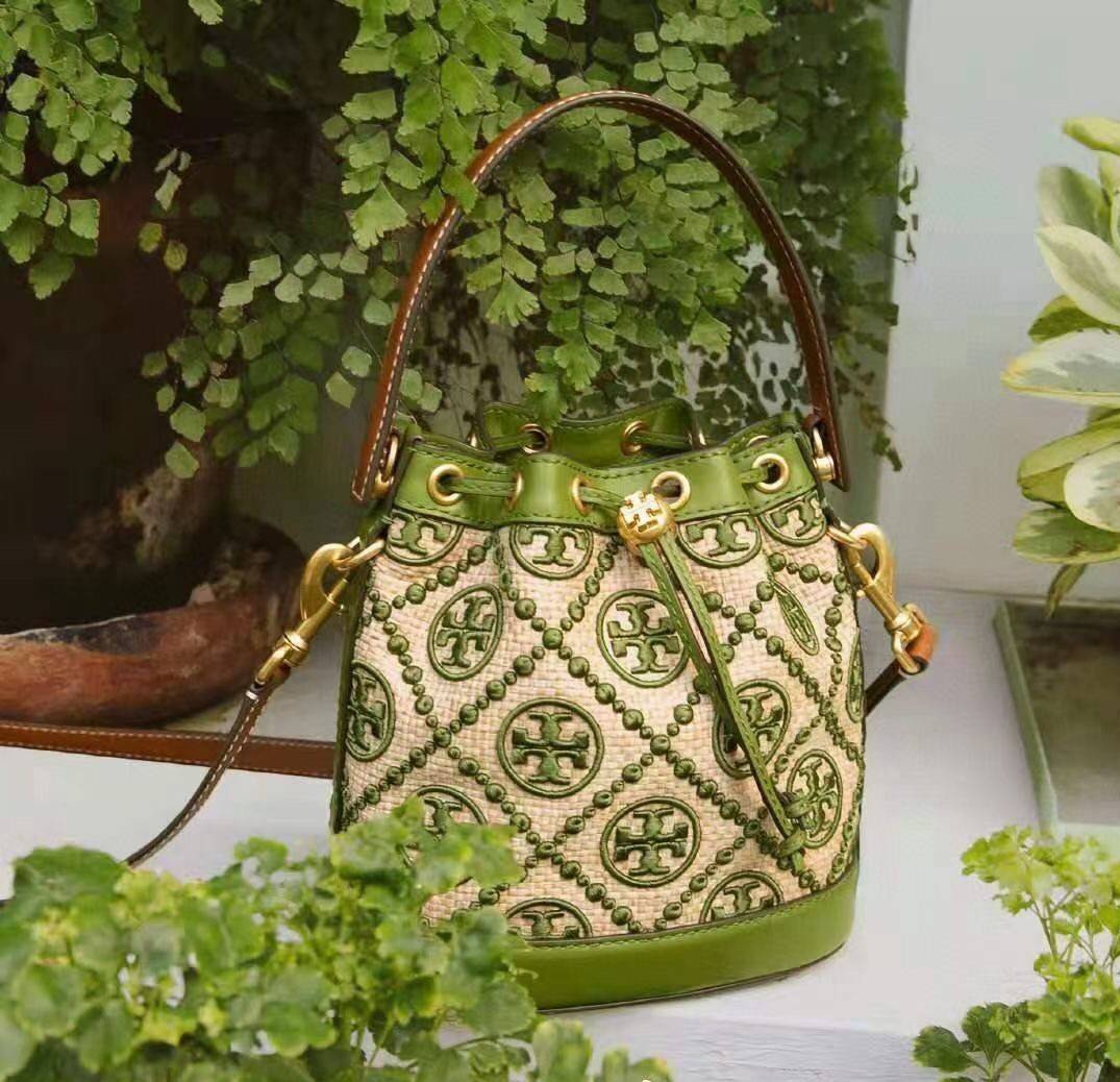 ของแท้ 💯% 】Tory T Monogram Straw Bucket Bag New collection กรี๊ดดดเขียวเหนียวทรัพย์ก็มา ใบนี้คือที่สุด สวยมาก งานประณีตมาก เย็บปักถักร้อยด้วยวัสดุธรรมชาติ หนังวัวแท้