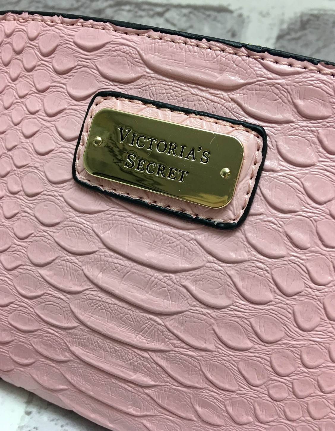 New Arrival Victoria' Secret Pu Croc Bag พร้อมส่งความปัง เหล่าสาวกนางฟ้าไม่ควรพลาดค่ะ กระเป๋าหนังลายจรเข้อยู่ทรงสวยหรู ด้านหน้าติดอะไหล่โลโก้แบร์นหรู เปิดปิดกระเป๋าด้วยซิปคุณภาพดี ด้านในโล่ง มีช่องซิปหนึ่งช่อง ช่องเล็กอีก 2 ช่องค่ะ มาพร้อมสายคล้องมือ