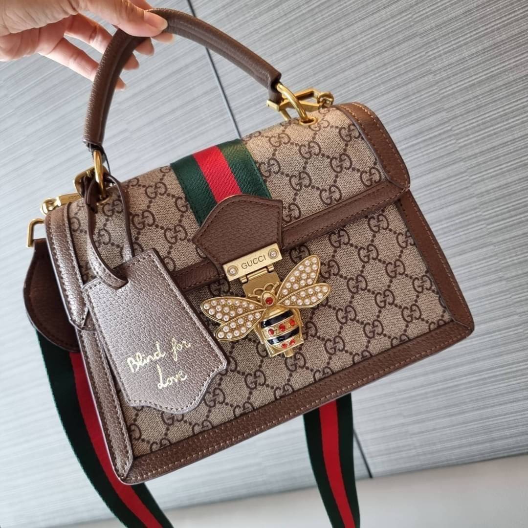 VIP 】กลับมาแล้วจ้า อีกรุ่นพรีเมี่ยมกิ๊ฟสุดฮิต!! หรู ดูผู้ดี!! GC CROSSBODY STRAP BAG WITH GWP กระเป๋าสะพายข้าง ดีไซน์สวย โดดเด่นไม่ซ้ำใคร วัสดุหนังแคนวาส เปิด-ปิดด้วยตัวกดล็อครูปผึ้ง (ผึ้ง) น่ารักมากๆ!! แถมฟรี!! แท็กพวงหนังห้อยเก๋ๆ ภายในกระเป๋าเป็นช่องโล่