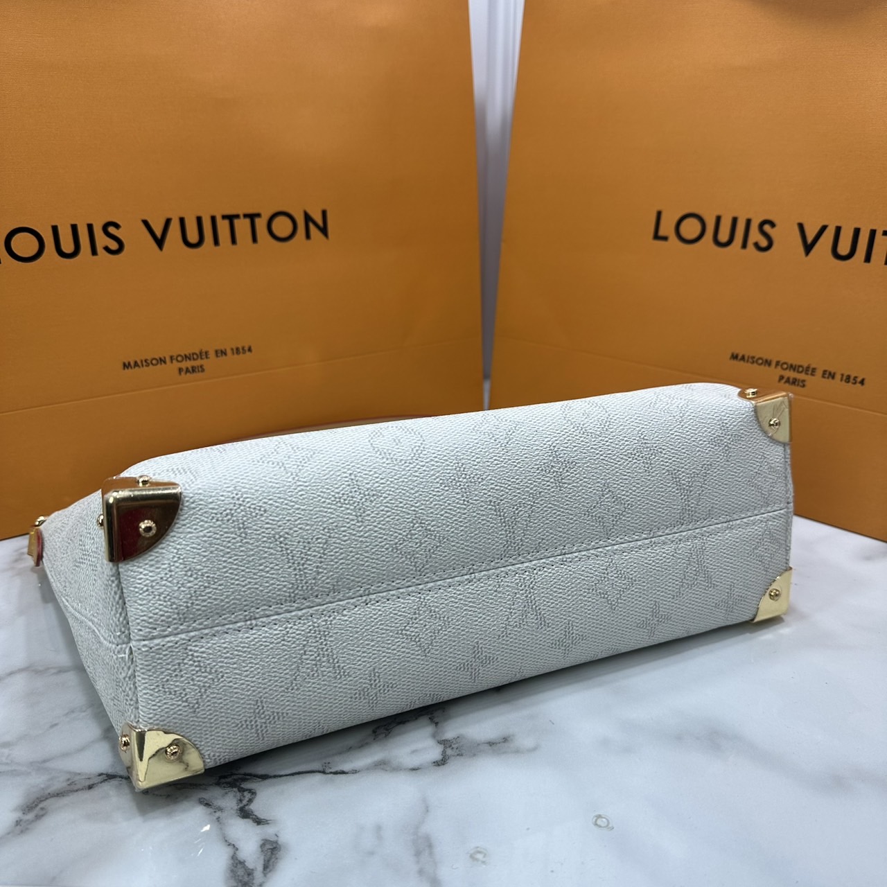 ORI หนังแท้ | LV Bobo Trunk bag Monogram Heritage Canvas / LV Hobob Bag กระเป๋าถือ กระเป๋าสะพายทรงโฮโบ ไอเท็มใหม่ล่าสุดจากตระกูล Trunk รังสรรค์จาก Monogram Heritage แคนวาส มุมกระเป๋าที่ได้แรงบันดาลใจจากทรังก์