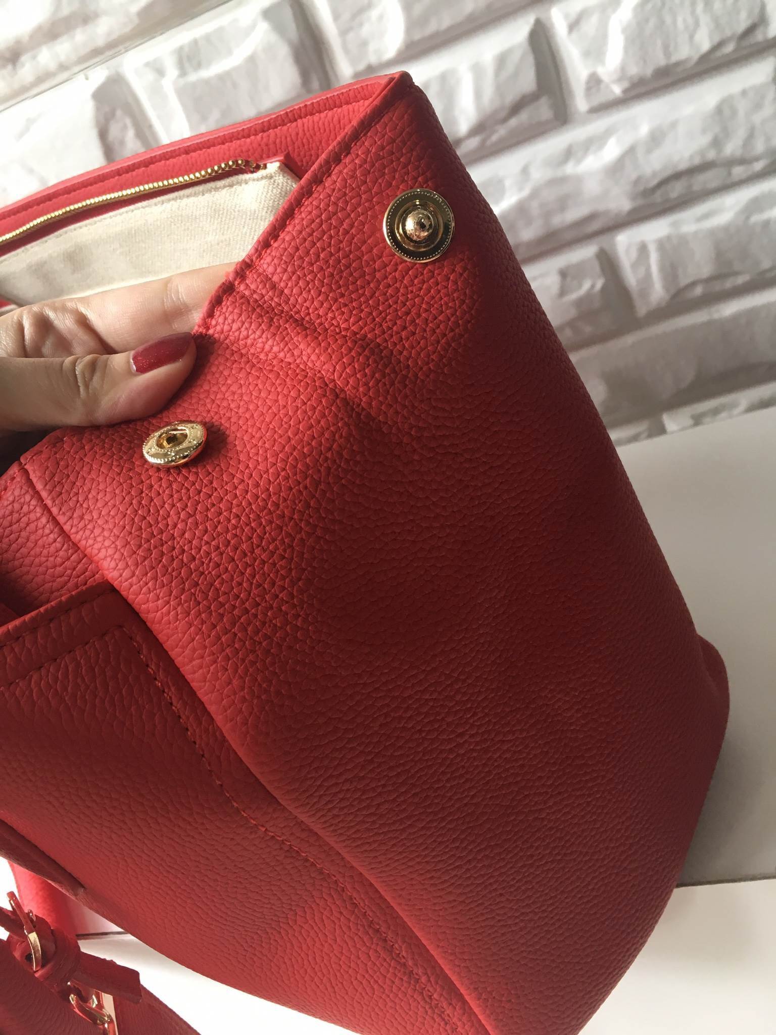 กระเป๋าทรงสวย จากแบรนด์ KEEP สามารถถือ สะพายได้ค่า *จุดเด่นที่ >ตัวกระเป๋าหนังลายสวยมากคะ >น้ำหนักเบามาก จุของคุ้มคะ >ทรงกระเป๋า ปรับทรงได้ เก็บ-ขยาย ทรงได้คะ >ขนาดกระเป๋าใส่ ไอแพด A4 ได้คะ > มีช่องย่อยแบ่งเก็บของ แยก ด้านหน้า ด้ารหลัง เก็บ