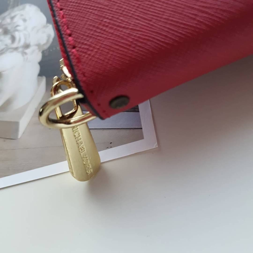 MICHAEL KORS SAFFIANO WALLET กระเป๋าสตางค์ใบยาว หนัง SAFFIANO ซิปรอบ สวยหรู มาก อะไหล่ปั้มโลโก้แบรนด์ ด้านในมีช่องใส่บัตร เยอะม้ากกก อีกด้านมีช่องแบงค์ + ซิปใส่เหรียญ จุของได้เยอะจริงๆ ได้ สวยหรูดูดี อุปกรณ์ครบ รีบคว้าเลยคะ!