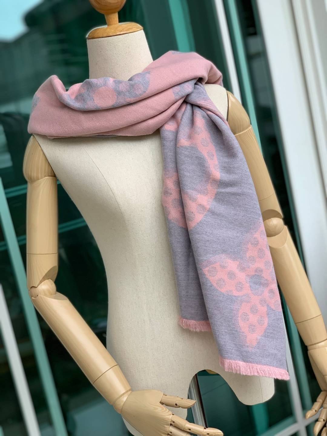 Louis Vuitton Women’s Scarves Accessories อีกหนึ่งแบรนด์ดังจากปารีส ด้วยงานพรีเมี่ยมกิ้ฟ ส่งมอบความรู้สึกดีๆให้กับคนที่คุณรัก ในรูปแบบผ้าพันคอและผ้าคุมไหล่ผืนใหญ่ให้ความอบอุ่น ถักทอด้วยผ้าcashmere ผ้าเนื้อดี สัมผัสนุ่มมือ ทอลายในตัว สีและลายคมชัด เหมาะสำห