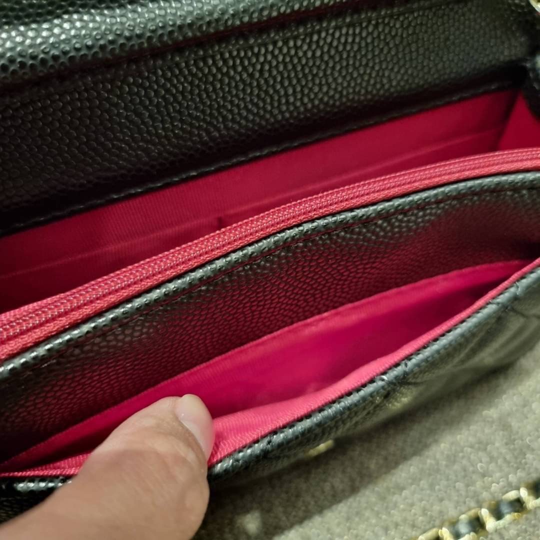 VIP 🥂 CHANEL WOC ฮอตกว่ารุ่นนี้คงไม่มีแล้ว!! เป็นรุ่นที่ถูกถามหาเยอะสุด!! ขายดีสุด!! และหมดไวมากๆ กระเป๋าสะพายข้างหนังลายคาร์เวีย มาพร้อมโซ่สะพายในตัว (ถอดออกไม่ได้) อะไหล่ทอง ดูผู้ดี้ ผู้ดี!! เปิด-ปิดกระเป๋าด้วยกระดุมแม่เหล็ก ภายในกระเป๋าเป็นช่อง