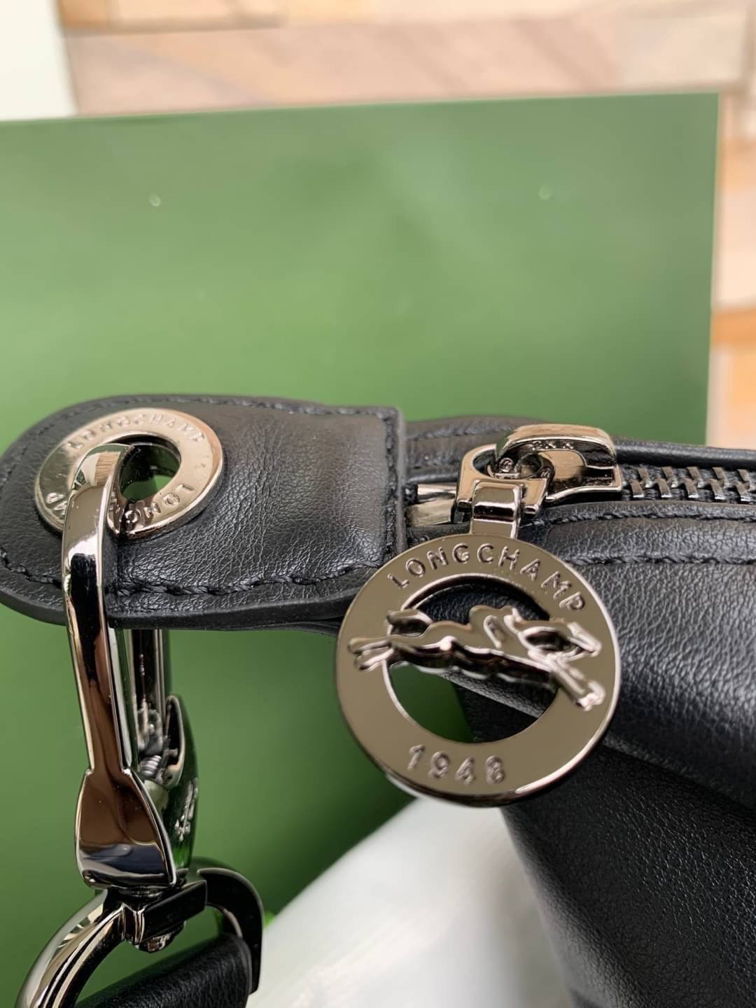 Longchamp LE PLIAGE CUIR TOP HANDLE BAG S เรียกว่าเป็นกระเป๋าอีกหนึ่งรุ่นที่ไม่ว่ายังไงก็ฮอตฮิตและติดเทรนด์ตลอดไม่เคยเปลี่ยนกับ ทรง Le Pliage Cuir หนึ่งในตระกูลกระเป๋าสุดไอคอนิกจากแบรนด์ เมื่อรุ่น Le Pliage Cuir ในรูปแบบของหนังแกะ Metis ได้ถือกำเนิดขึ้นใน