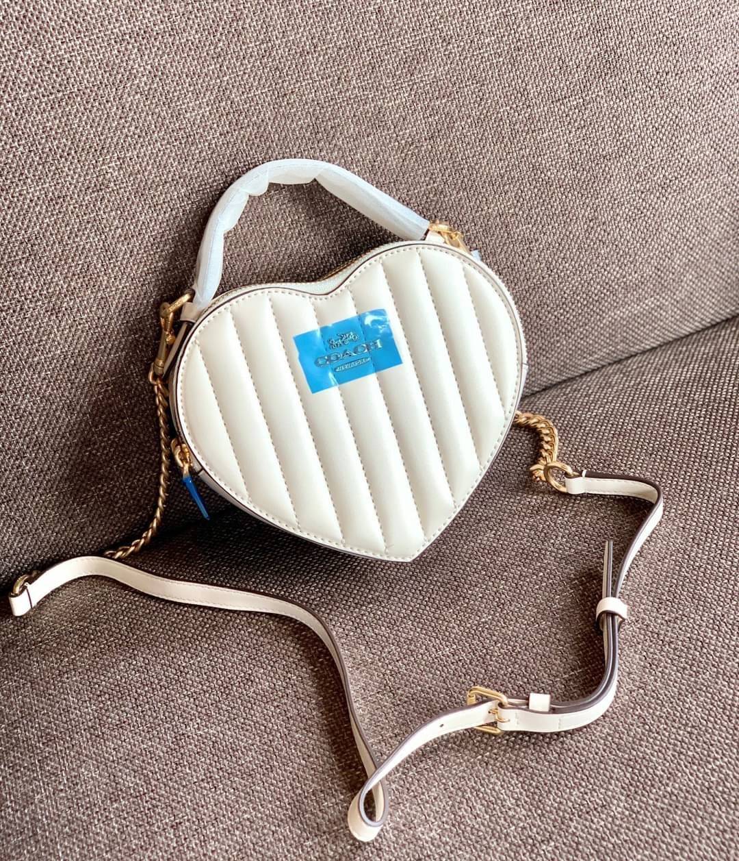 ต้อนรับวาเลนไทน์นี้ ❤️พร้อมส่งความรักหว๊านหว๊านค่ะ❤️ COACH HEART CROSSBODY BAG ((C5118//C5119)) 💥Limited edition หลงรักแน่นอน💋 พร้อมส่งที่ไทยก่อนใครวันนี้!