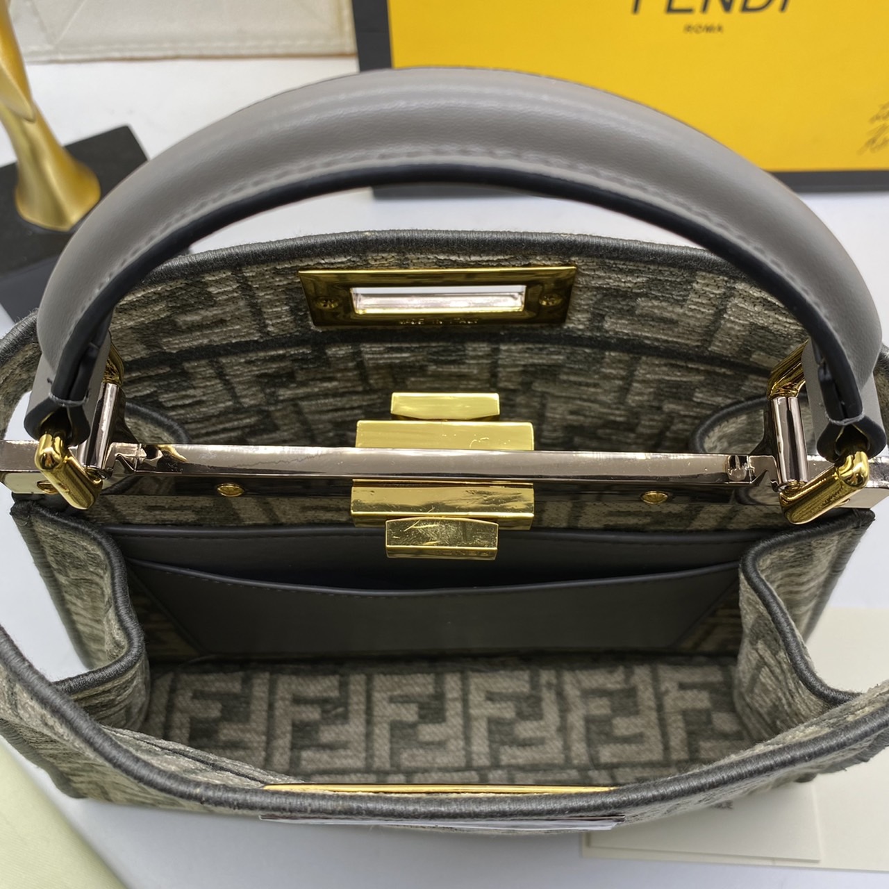 Fendi peekaboo 25cm เกรดออริจินอล กระเป๋าเฟนดิ คลาสสิกตามแบบฉบับแบรนด์ วัสดุคุณภาพอย่างดี เพิ่มความหรูหราและโดดเด่นด้วยการตกแต่งลวดลายโลโก้เด่นชัดทั้งใบ และด้วยขนาดที่กะทัดรัดและดีไซน์ที่เรียบหรูนี้ จึงสามารถนำไปแมทช์กับการแต่งตัวได้ง่าย ไม่ว่าจะเป็นสไตล์
