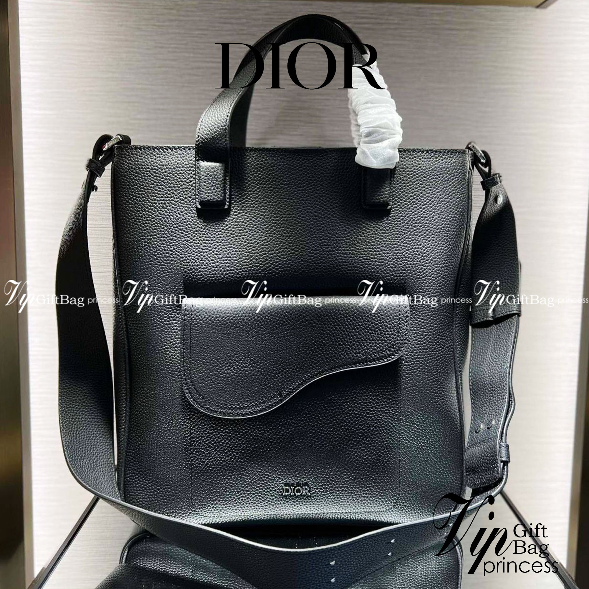 หนังแท้ CHRISTIAN DIOR SADDLE TOTE BAG WITH SHOULDER STRAP Black Grained Calfskin พร้อมส่งที่ไทย เกรดออริจินอลหนังแท้ทั้งใบ ภาพสินค้าถ่ายจากงานขายจริง ใช้งานต่างประเทศได้