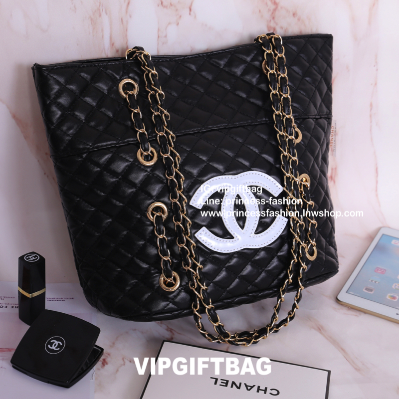 Chanel Tote Shoulder Bag With Chain VIP Gift With Purchase (GWP) สินค้า VIP Gift With Purchase (GWP) รุ่น Limited Edition พรีเมี่ยมกิ้ฟของแท้ กระเป๋าทรง tote วัสดุหนังเรียบลายตาราง สวยหรู อะไหล่ทอง ด้านหน้าแต่งโซ่ร้อยหนัง ดีเทลโดดเด่น พร้อมเย็บโลโก้หนัง C