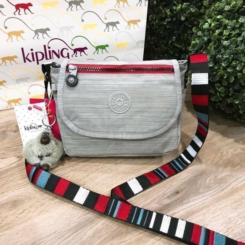 KIPLING SABIAN CROSSBODY BAG กระเป๋าสะพายรุ่นชนช็อปวัสดุ Nylon&Polyester 100% ขนาดกำลังน่ารัก เปิดปิดด้วยฝาปิดกระดุมแม่เหล็กและซิปแบรนด์ ด้านหน้ามี1ช่องซิป พร้อมพวงกุญเเจลิงน้อย ภายในมีโลโก้ ช่องซิปและสายคล้องพวงกุญแจ มีสายสะพายยาวหลากสีเลื่อนปรับระดับได้