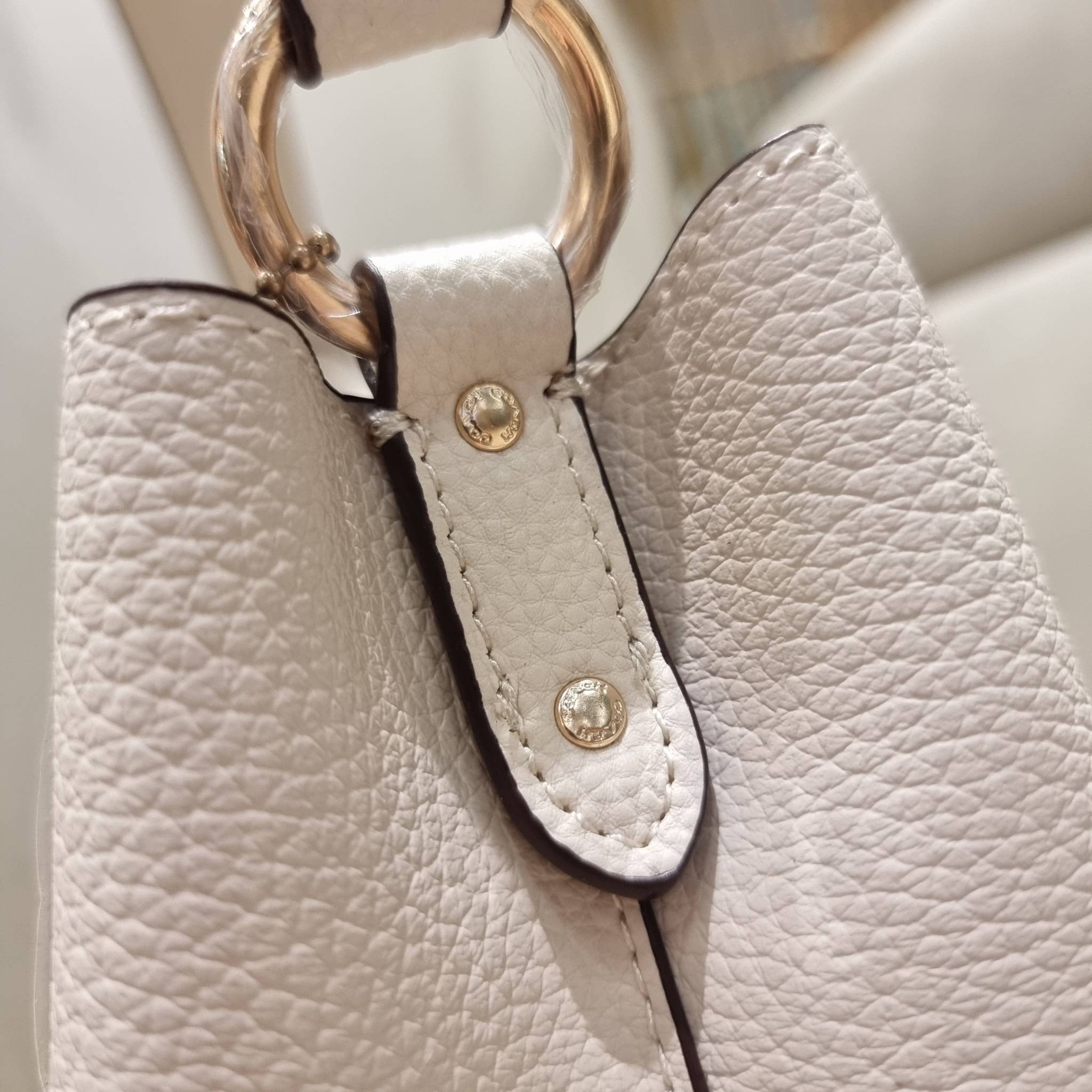 COACH 1011 SMALL TOWN BUCKET BAG รุ่นยอดนิยมใบเล็ก กระเป๋าทรงบัคเก็ต สีคลาสสิคเรียบหรู ตัดกับโลโก้สีทองดูโดดเด่น วัสดุหนัง pepble สวยคมทุกมุมจริงๆ!! เปิด-ปิดด้วยกระดุมแม่เหล็กทั้ง 2 ฝั่ง ภายในเป็นช่องโล่ง มาพร้อมสายสะพายปรับได้ตามตัว ขนาดใบนี้กำลังสวย สะพ