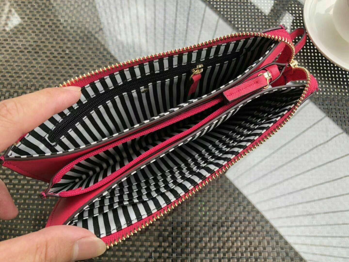 KATE SPADE Wallet Clutch Bag กระเป๋าทรงคลัชสุดคุ้มหนัง Saffiano ด้านหน้ามีโลโก้แบรนด์ มาพร้อมสายคล้องมือ เปิดปิดด้วยซิปสะดวกใช้ สามารถใส่แทนกระเป๋าสตางค์ใบยาว ภายในแบ่งออกเป็น3ช่องหลัก มีช่องใส่บัตร เครื่องสำอาง เครื่องเขียน เหรียญ ไส่ไอโฟนพลัส ได้ค่ะ มีก
