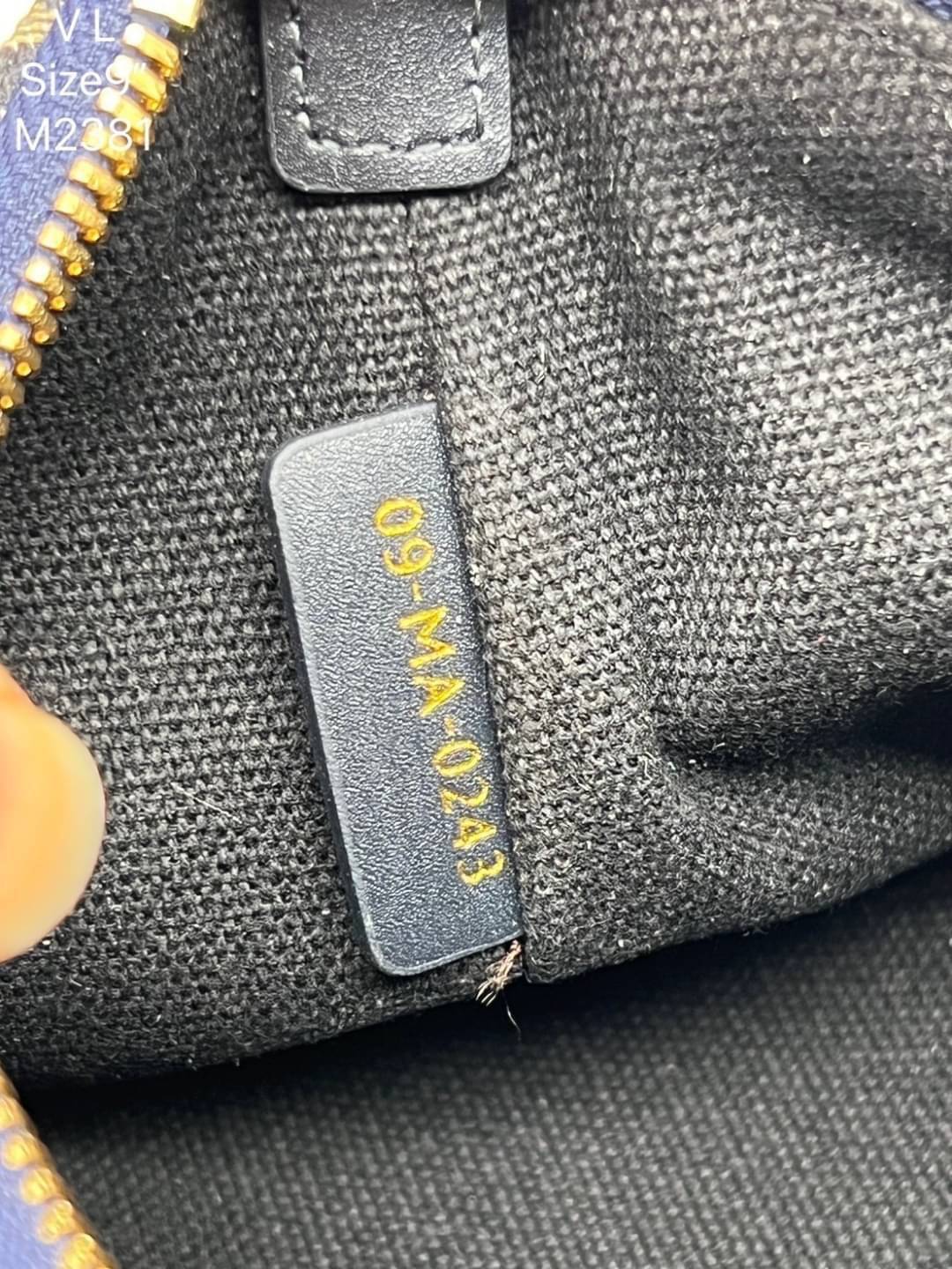 DIOR 30 MONTAIGNE CIGALE MINI BAG กระเป๋าสะพายไหล่ทรงโฮโบ รุ่นใหม่ล่าสุด ไซส์มินิที่ไม่ได้เล็กอย่างที่คิด เพราะใบนี้สามารถใส่ของสำคัญได้ครบ ดีไซน์สวยคลาสสิค เรียบแต่โก้ น้อยแต่หรูหรา