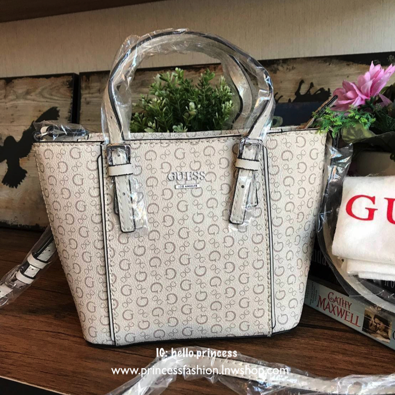 GUESS Factory Women's Diem Logo-Print Mini Tote Bag กระเป๋าถือหรือสะพาย วัสดุpolyesterกันน้ำได้ มีลายsignatureลาย G รอบใบ เปิดปิดด้วยซิปเดียวด้านบน ภายในบุผ้าลายsignatureเช่นเดียวกับด้านนอก สายและหูจับปรับระดับได้ ใช้งานได้หลายโอกาสคร้า!!