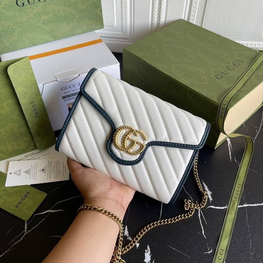 หนังแท้ GG Marmont matelassé mini bag พร้อมส่งที่ไทย GUCCI Wallet on Chain ภาพสินค้าถ่ายจากงานขายจริง รุ่นนี้หนังสวยมากค่ะ ละมุนที่สุด ใส่บัตร ใส่แบงค์ได้ รับรองว่าจะเป็นกระเป๋าที่จะหยิบใช้งานได้บ่อยๆ รับประกันความสวยปังค่าาา