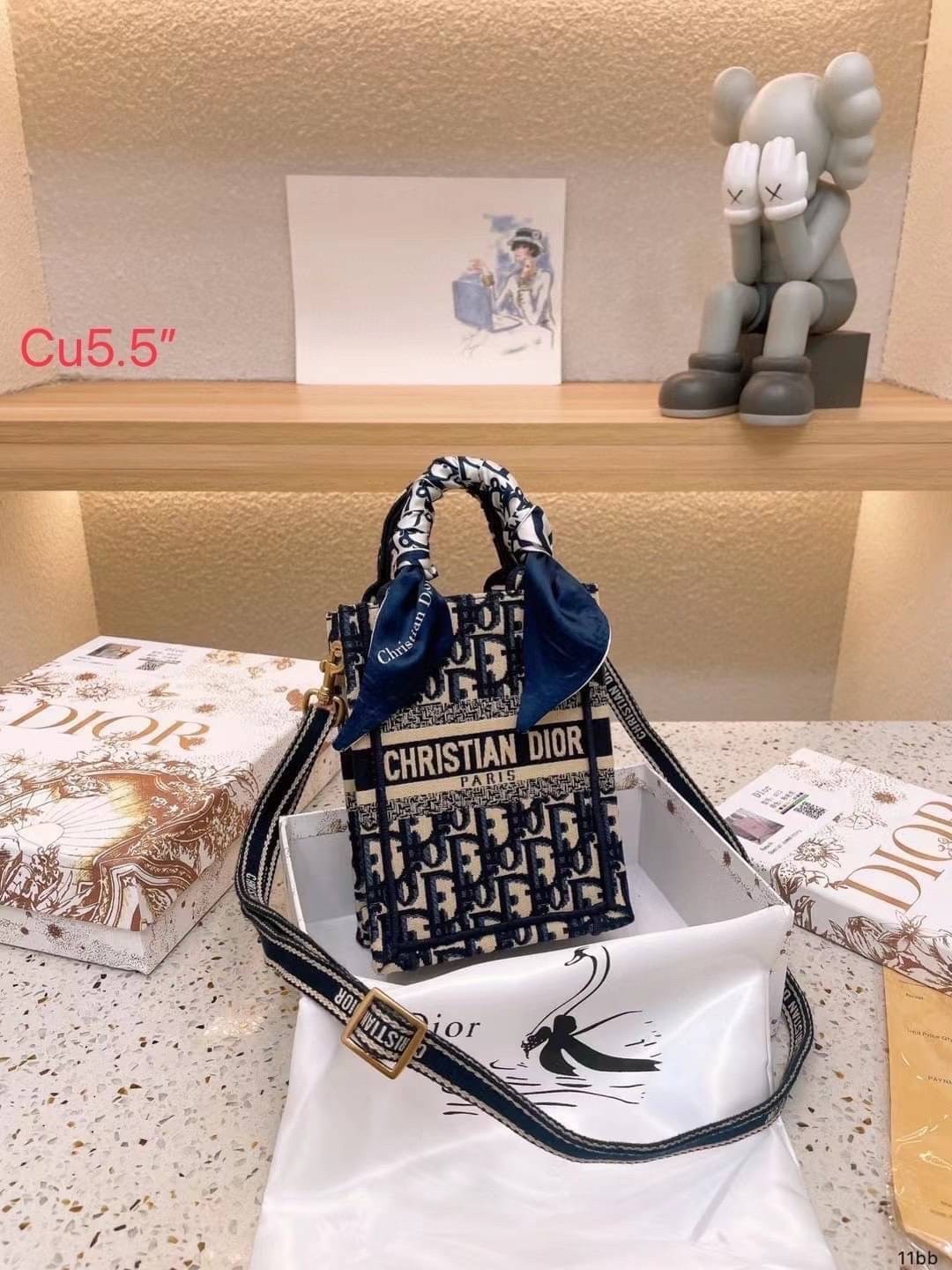 DIOR Mini Book Tote Phone Bag กระเป๋าสะพายทรงมินิโท้ท Shopping พร้อมสายสะพายสวยคลาสสิคถอดได้ ถือหรือสะพายได้ พกพาสะดวก ใช้งานง่ายสุดๆ วัสดุงานทอละเอียดคุณภาพดี ภายในเป็นช่องโล่ง ใบจริงงานสวยเกินเบอร์!! สวยงามเกินราคา ไม่ผิดหวังจ้า