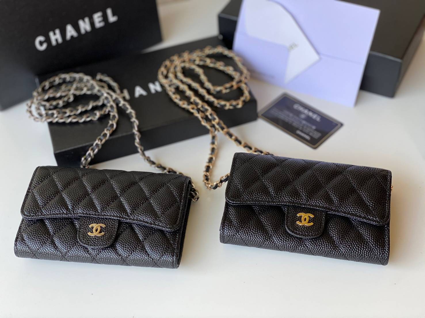 หนังแท้ CHANEL WALLET WITCH CHAIN รุ่นยอดนิยมไอเท็มฮิตวัสดุหนังคาเวียร์สวยคลาสสิคเปิดปิดด้วยฝาปิดกระดุมด้านหน้ามีโลโก้แบรนด์อะไหล่ทองสวยหรูดูดีมาพร้อมสายโซ่อะไหล่เงินและทอง ร้อยหนังจะสะพายไหล่ หรือ Crossbody ภาพถ่ายจากงานขายจริงสวยน่าใช้ Chanel mini นาทีน