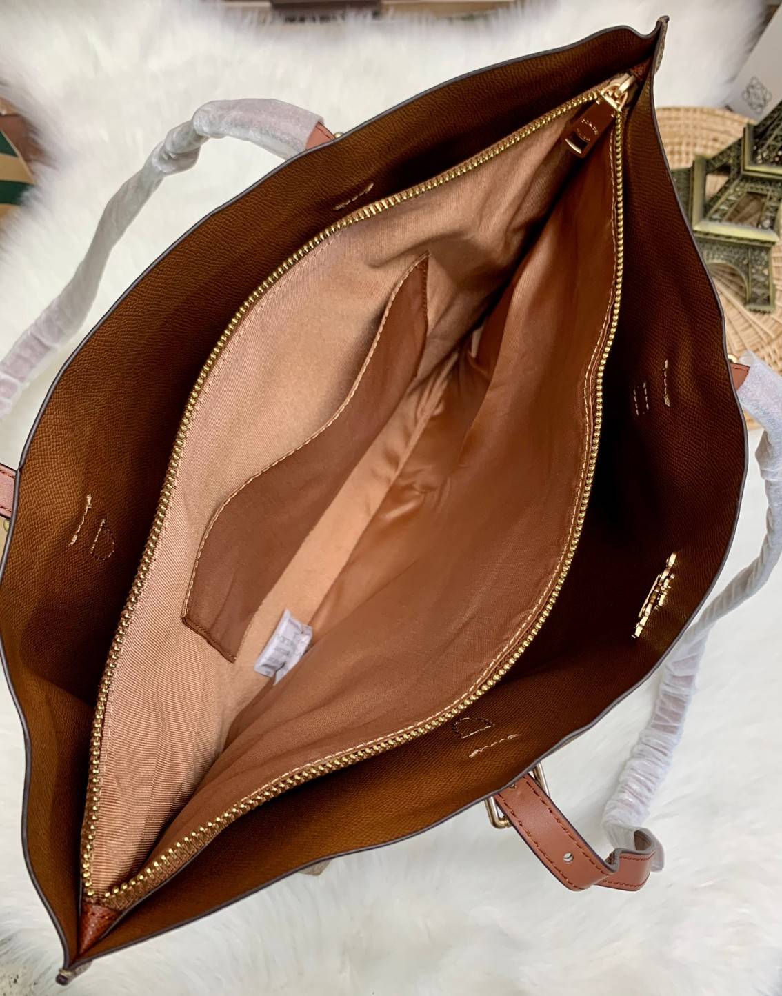 COACH MOLLIE TOTE IN SIGNATURE CANVAS ((1665)) พร้อมส่งอีกครั้ง ห้ามพลาดค่า! กระเป๋าหิ้ว//คล้องไหล่ ใบใหญ่ ทรงTote หนังแท้นิ่มอย่างดีค่ะ ภายในแบ่ง2ช่องใหญ่ สามารถใส่ A4ได้เลย ช่องกว้างมากๆ มีช่องกระเป๋าซิปกลางให้ใส่ของอีกช่องนะคะ