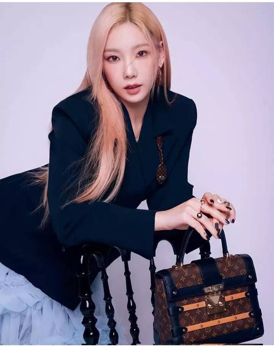 ใหม่ล่าสุดจาก LV monogram vintage box bag มาพร้อม box set สุดหรูรุ่นนี้ดีเทลยอดเยี่ยม เก็บรายละเอียดได้ดีและโดดเด่น ถือแล้วผู้ดีมาก!! วัสดุหนังแคนวาสสลับหนังแท้ เปิด-ปิดด้วยตัวบีบล็อค แน่นหนา ภายในโล่งกว้าง เลิศตรงที่เก็บทรง ขยายทรงด้านข้างได้ คอนโทรลด้วย